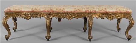 Coppia di panche a tre posti in legno finemente intagliato e dorato, Roma...