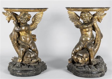 Coppia di consoles in legno finemente intagliato e dorato raffiguranti un...