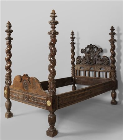 Letto a tortiglione in noce con stemma nobiliare, sec. XVIIIcm.120x200 h. 170