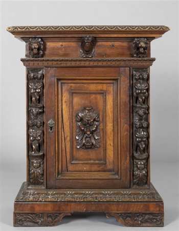 Credenzino in noce in stile rinascimentale, sec.XXcm.78x40 h. 100