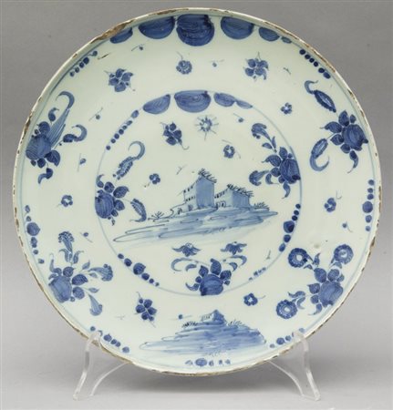 Alzata in maiolica bianca e blu con al centro paesaggio con case, marca...