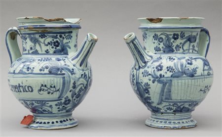 Coppia di brocche calligrafiche in maiolica bianca e blu, marca Pescetto,...