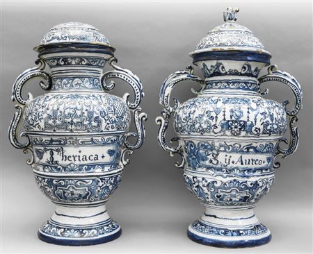 Coppia di grandi idrie in ceramica decorata in blu su fondo bianco con...