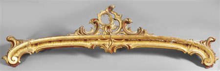 Tre mantovane da tenda grandi e due piccole in legno finemente intagliato e...