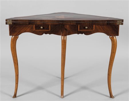 Tavolino da gioco lastronato in palissandro, filettato in bois de rose con il...