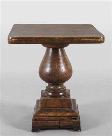 Tavolino da centro in noce con gamba a balaustro stile anticocm. 60x60xh.68