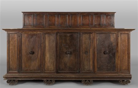 Grande credenza in noce a tre sportelli con alzata, Toscana sec. XVIIcm....