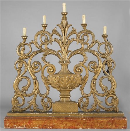 Coppia di portacandele a 5 luci in legno intagliato e dorato, vaso centrale...