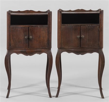Coppia di comodini Luigi XIV in massello di noce, fronte mosso con due...