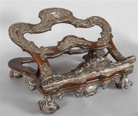 Importante leggio Luigi XIV in noce, ricca guarnitura in argento punzonata...