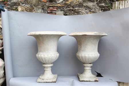 Coppia di vasi medicei in marmo bianco, Genova sec XIXh. cm.60