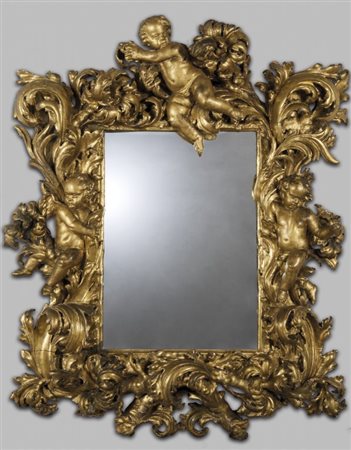 Grande specchiera Luigi XIV in legno intagliato e dorato a motivo di putti e...