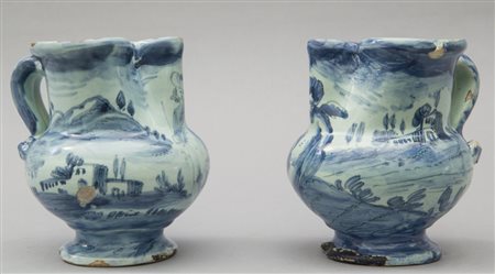 Coppia di piccoli versatoi in ceramica, decorazione bianca e blu con putti e...