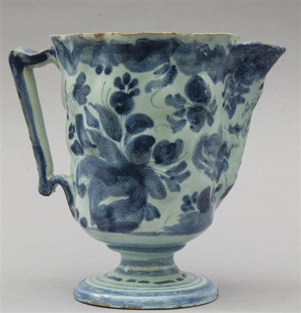 Versatoio in ceramica, decorazione bianca e blu, Savona sec.XVIIIh.cm.16