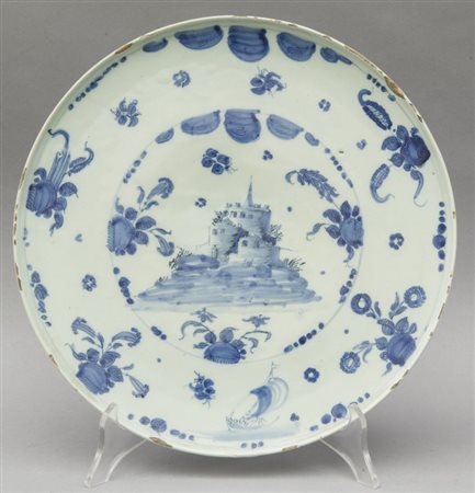 Alzata in maiolica bianca e blu con al centro paesaggio con case, marca...