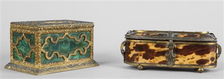 Due scatole, una in tartaruga e metallo dorato (cm. 15x6x h.6), l'altra in...