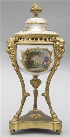 Pot-pourri in porcellana di Sevres montato in bronzo, sec. XIXh.cm.30