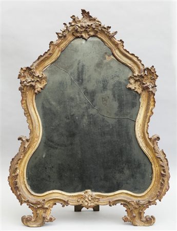 Specchiera Luigi XV da appoggio in legno intagliato, dorato e laccato in...