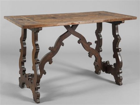 Tavolo a fratina in noce con piano intarsiato a motivi di caccia, Veneto fine...