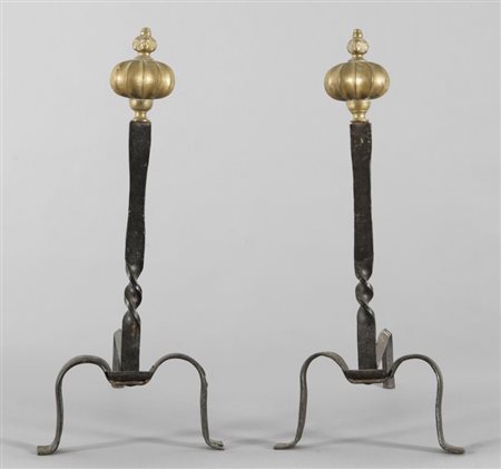 Coppia di piccoli alari da camino in ferro con pomoli in ottoneh.cm.60