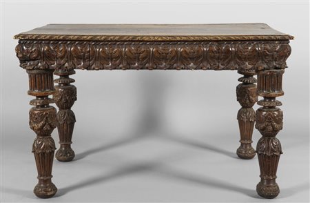 Tavolo in noce con fascia e gambe intagliate in stile...