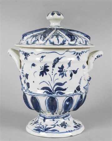 Vaso a due manici con coperchio in ceramica di Savona bianca e blu, marca...