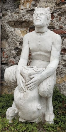 Satiro accovacciato su un otre, parte centrale di fontana in marmo statuario,...