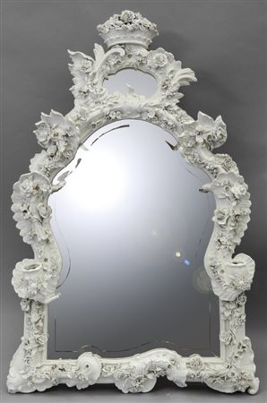 Specchiera in porcellana bianca con fiori a rilievo, sec. XIXcm. 50x h. 77