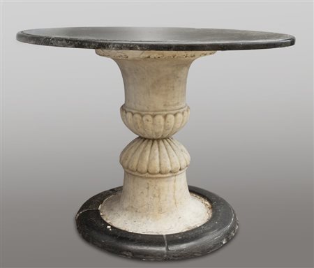 Coppia di tavoli realizzati sovrapponendo due vasi medicei in marmo con piani...