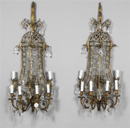 Coppia di apliques in stile Luigi XVI a 6 luci in bronzo dorato e cristalli,...