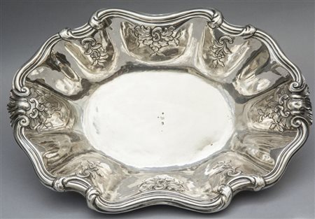 Grande bacile in argento finemente sbalzato a motivi di pellacce ripetute,...