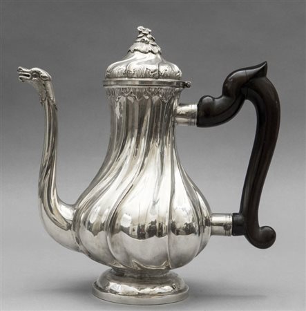 Caffettiera Luigi XV in argento a tortiglione, coperchio con pellaccia e...