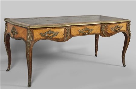 Diplomatica a tre cassetti lastronata in legni vari, ricca decorazione in...