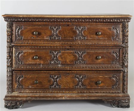 Canterano in noce a tre cassetti intagliato con lesene a rilievo, Bergamo...