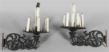 Coppia di antichi bracci in ferro traforato che reggono un piatto...