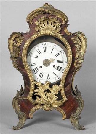 Orologio Luigi XV lastronato in palissandro con ricca decorazione in bronzo...