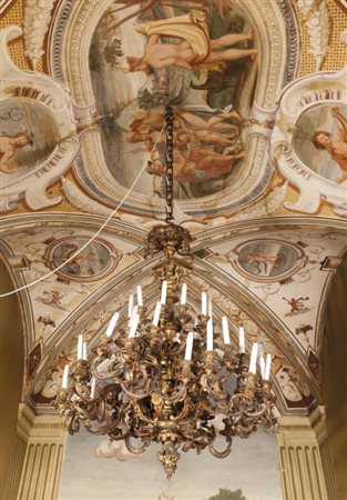 Lampadario in bronzo dorato e finemente cesellato a 42 luci, disposte su due...