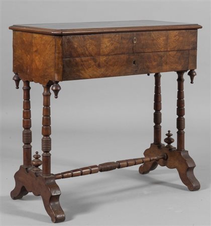 Toilette da centro lastronata in piuma di mogano, cassetto sul fronte e piano...