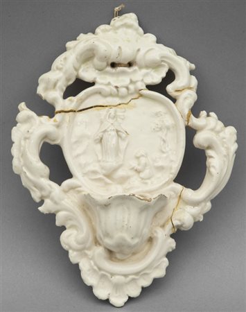 Acquasantiera in ceramica di Savona decorata a rocaille con al centro la...