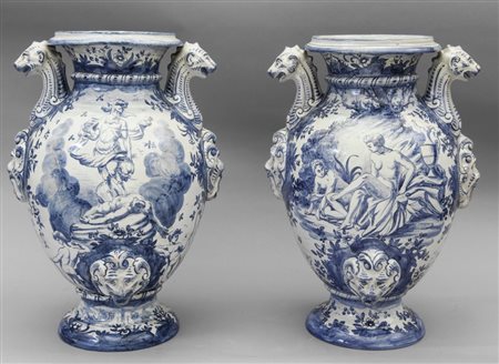 Coppia di grandi Idrie in ceramica di Savona, decorazione bianca e blu con...