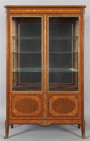 Vetrina in stile Luigi XV lastronata in palissandro, decorazione in bronzo...