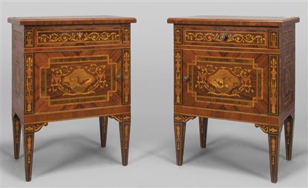 Comò a doppia facciata e coppia di comodini in stile Luigi XVI lastronati in...