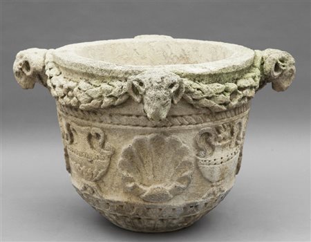 Vaso in pietra scolpita con teste di ariete, sec.XVIIdiam.cm.55xh.35