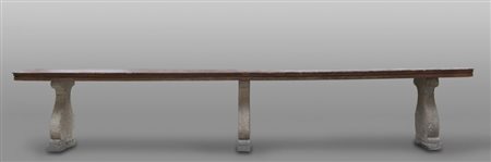 Grande tavolo da refettorio, piano in pezzo unico di noce con gambe in pietra...