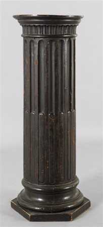 Colonna in legno intagliato con scanalature e controscanalature, sec....