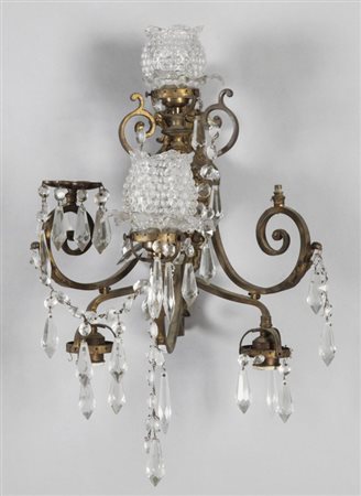 Coppia di appliques a sei luci in bronzo e cristalli, inizi sec. XX (mancanze...