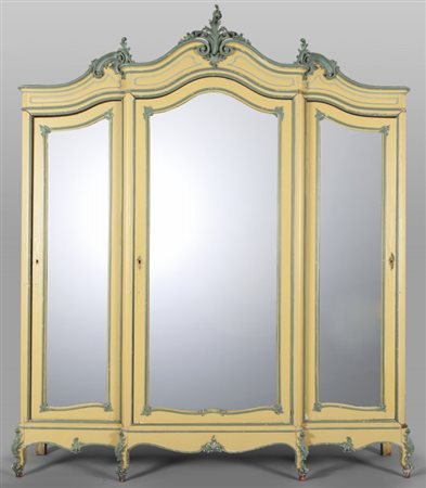 Armadio, toilette e sedia in legno laccato giallo e verde in stile barocco,...