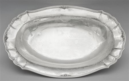 Risottiera in argento sbalzato (difetti lievi ad un piedino)cm. 46x31, gr. 1.400