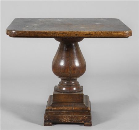 Tavolino da centro in noce quadrato con gamba a balaustra, sec. XIXcm....