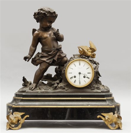 Grande orologio in bronzo brunito e marmo raffigurante putto con colombe,...